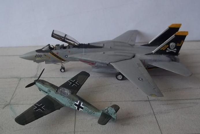 Hier mal als Größenvergleich  zur F-14 von Revell