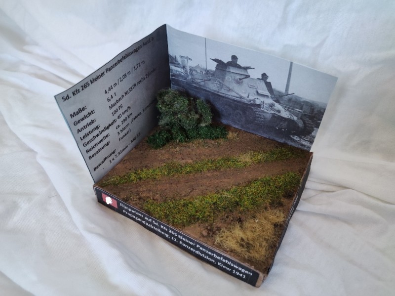 Hier mein kleines Display aus einen alten Karton gefertigt.