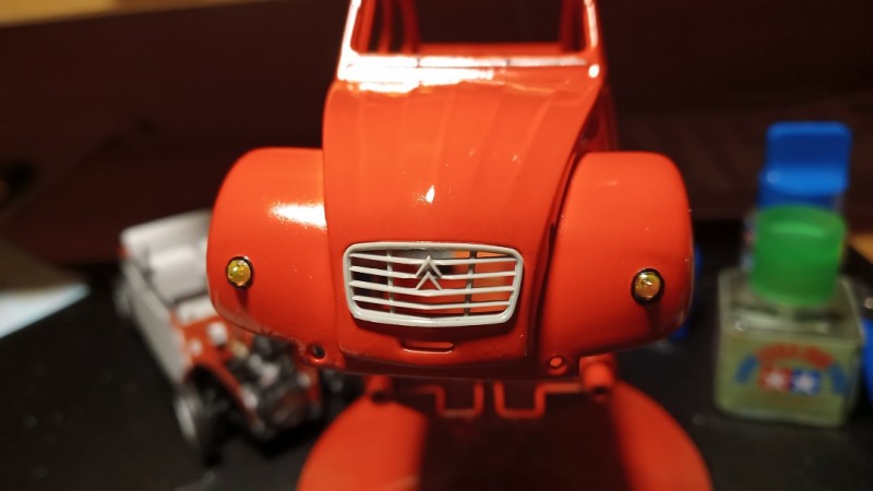 Blinkergläser und Kühlergrill montiert.jpg