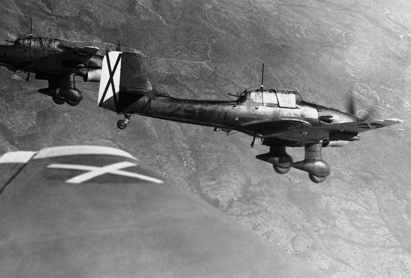 Junkers-Ju-87B1-Stuka-K88-(29x11)-Condor-Legion-Spain-May-30-1939-01.jpg (467.15 KiB) 4250 mal betrachtet Quelle: <br />https://www.asisbiz.com/il2/Ju-87/Spain/images/Junkers-Ju-87B1-Stuka-K88-(29x11)-Condor-Legion-Spain-May-30-1939-01.jpg