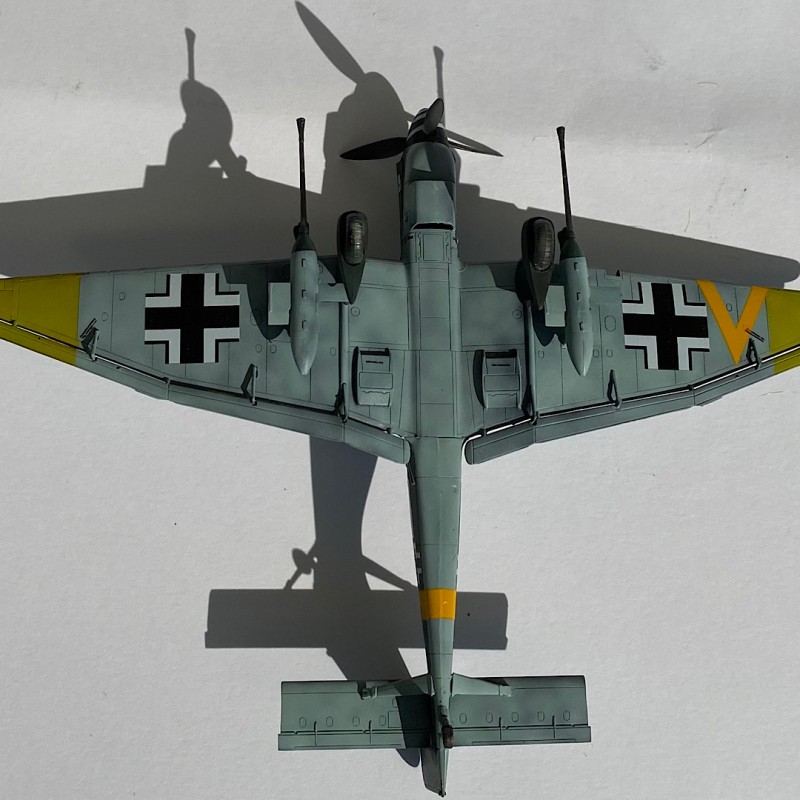 Im Nachhinein ärgert es mich, das ich statt zu lackieren die gelben Decals verwendet habe.