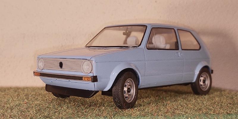 Spoiler dran und Grill entlackt und geklebt.