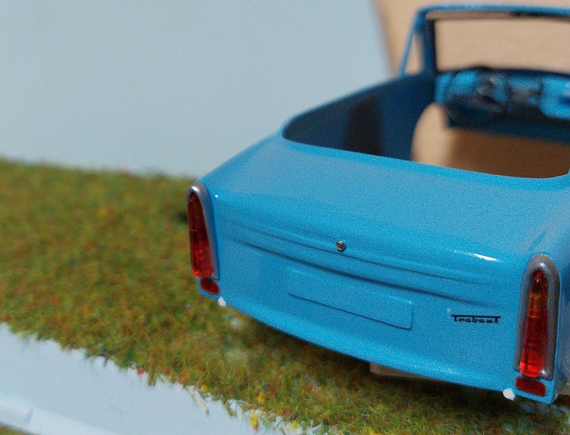 Rücklichter und Chromeinfassung und Stecknadelkopf als Kofferraum-Schloss