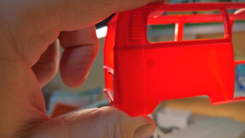 Runder Tankdeckel im Hintergrund sichtbar