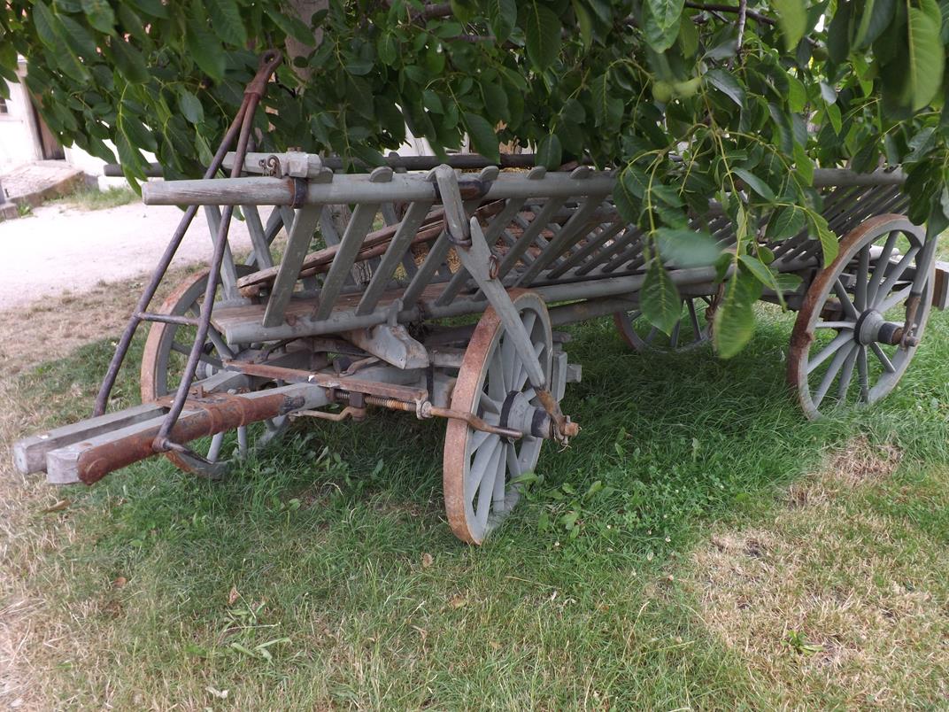 Leitwerwagen in grau-grün-blau lackiert.