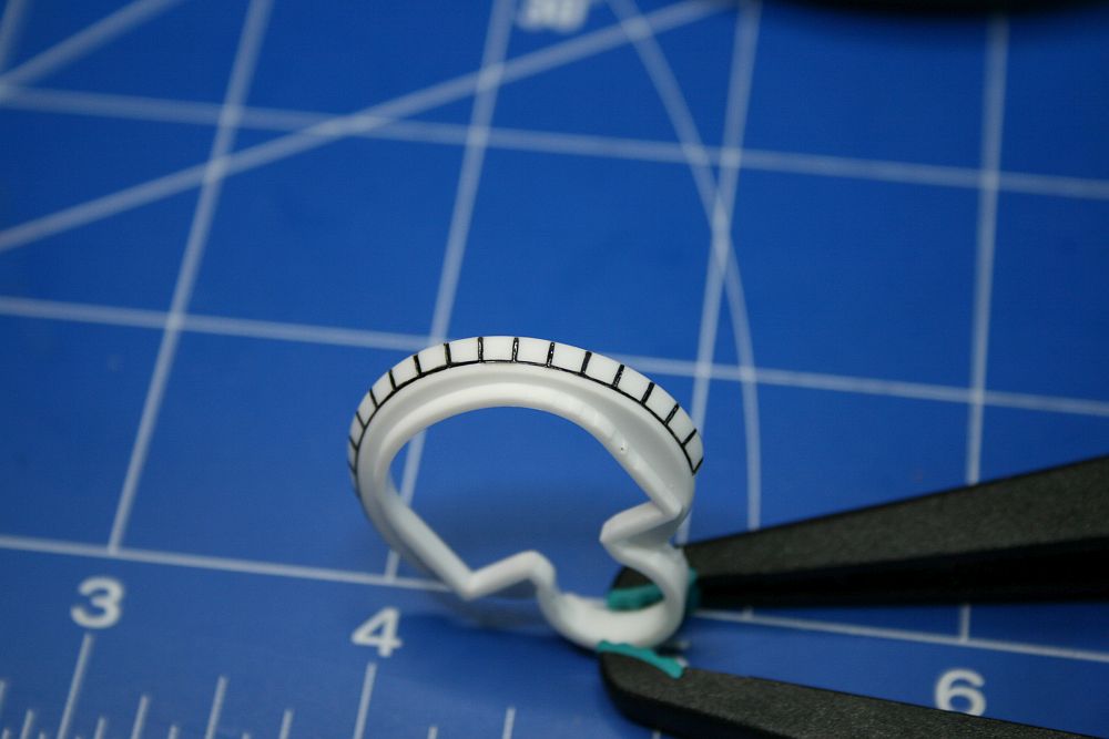 Dann vorsichtig übergeschliffen, damit die Linien gerade werden.