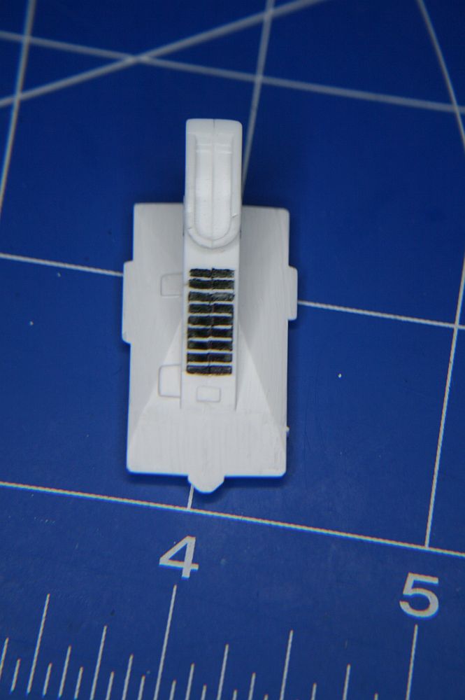 Verdünntes Matt-Schwarz hat die Vertiefungen ausgefüllt.