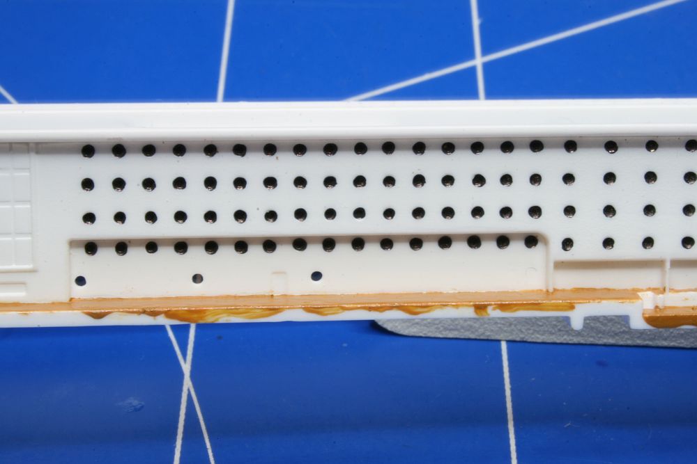 Die Entscheidung für die Bullaugen fiel auf einen schwarzen Pigment Liner von Staedtler mit einer 0,05mm Mine.<br />Mehrere Schichten Farbe brachten annähernd das Ergebnis. Naja, 'ne 4+ würde ich sagen.