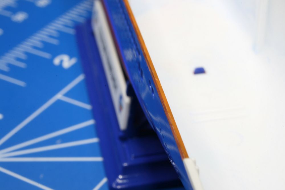 Die Reeling wurde in Mahagoni mit einem quer liegenden Pinsel in Laufrichtung gestrichen.