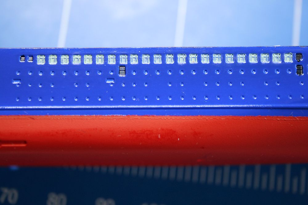 Die Lüftungsgitter wurden geschwärzt, die Fenster mit Himmelblau versehen. Die Bullaugen wurden nicht angefasst.