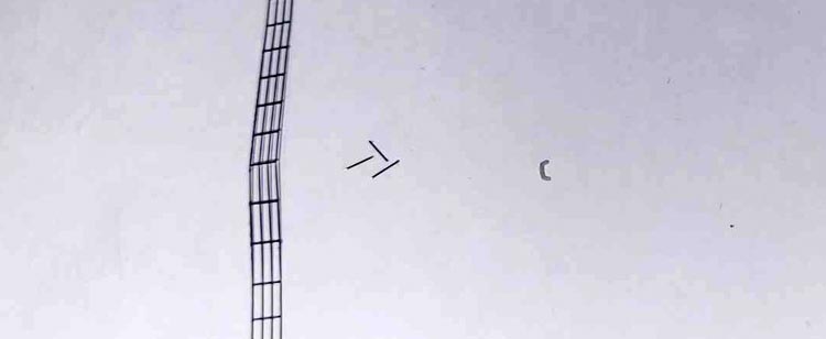 rechts der verbliebene Schulterbügel aus Plastik