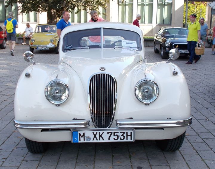 Jaguar_XK120_02a.jpg