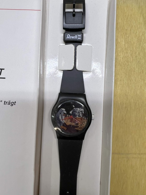 03_Revell_Uhr.jpg