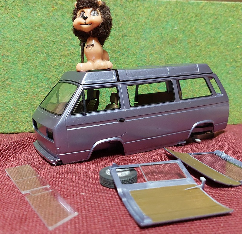 Die Scheiben wurden in die Karo eingepasst und teilweise schon verklebt