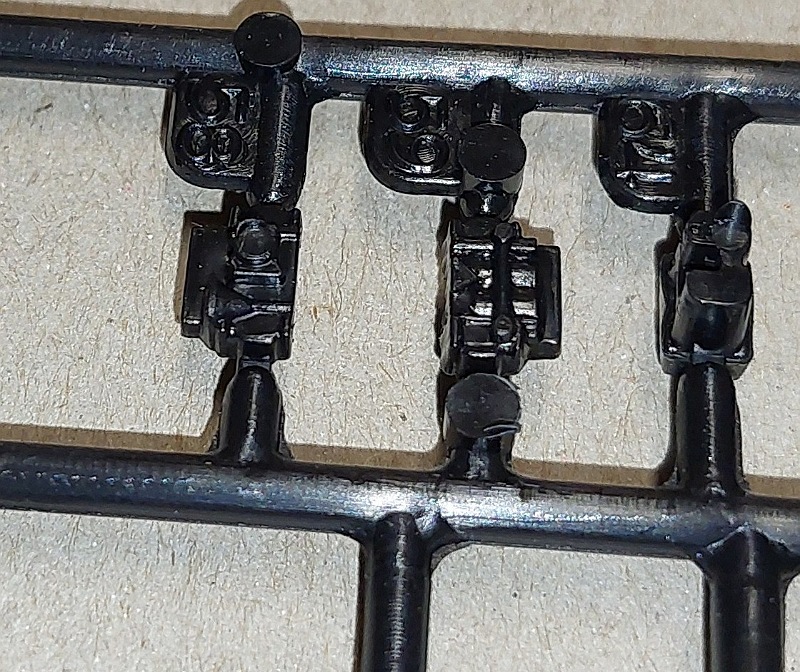 1 kleine, detaillierte Anbauteile