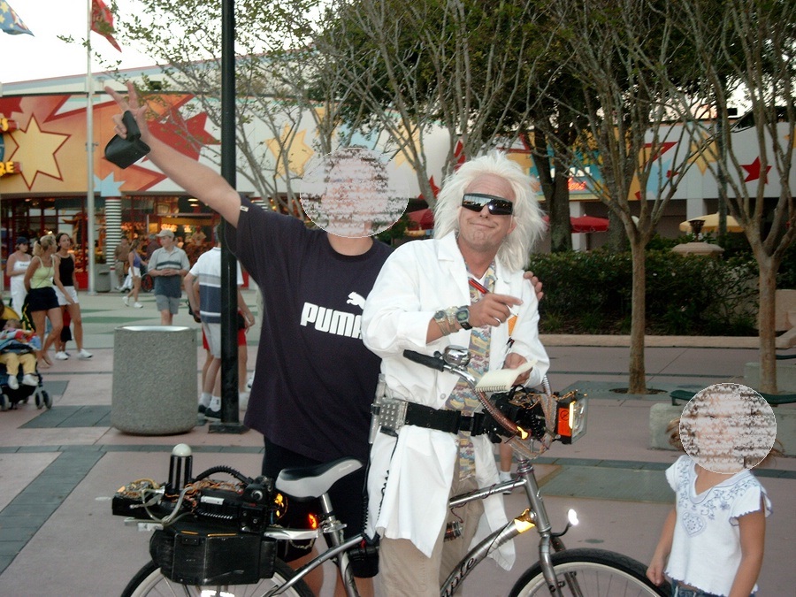 Ich bin das nicht und das kleine Mädchen lief nur zufällig ins Bild ;)