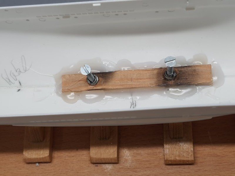 13.Halteklotz eingeklebt.jpg