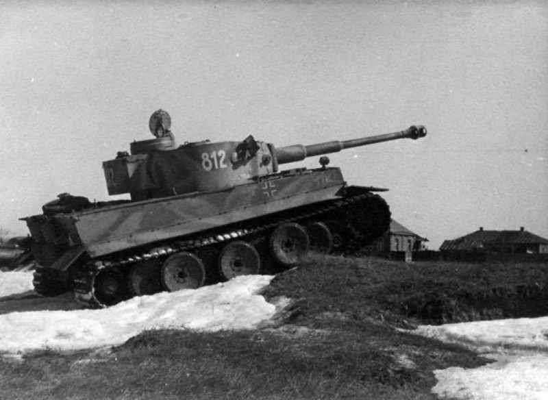 Panzer_VI_Tiger_812_Tiki_of_8_schwere_Kompanie_Division_Das_Reich.jpg