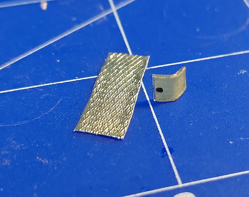 Ausgeschnitten und gebogen, mit Alu-"Reflektor"