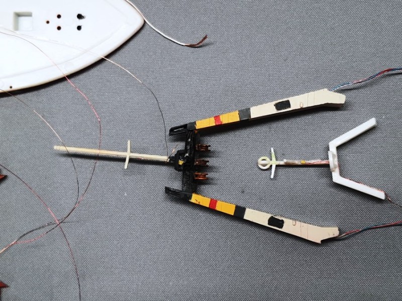 Maste. A-Mast mit Scheinwerfern und Top-Licht