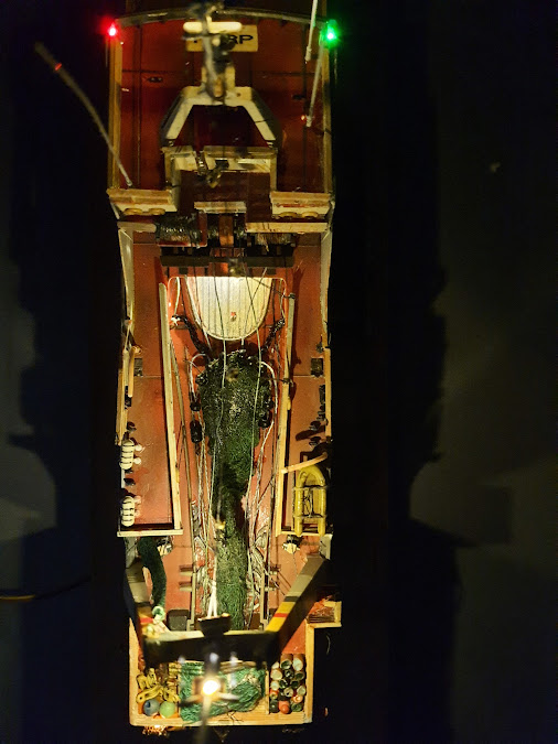 61. Fang Arbeitsdeck beleuchtet.jpg