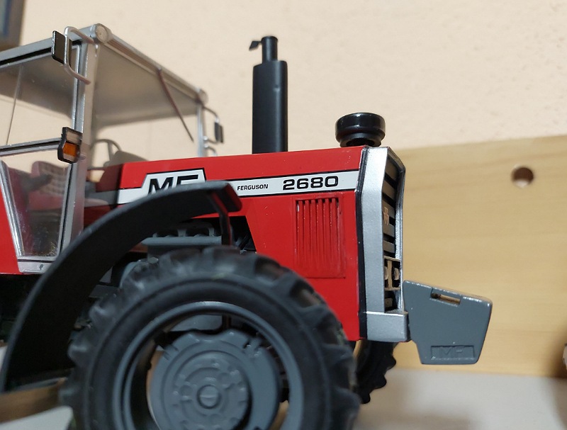 Der Luftfilter hat ein sinnfreies transparentes Decal bekommen, als Andeutung zum Schauglas...