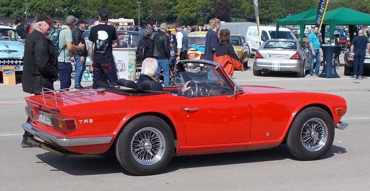 Triumph_TR6_01a.jpg
