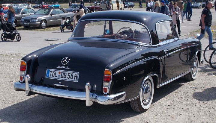 Mercedes_220S_01g.jpg