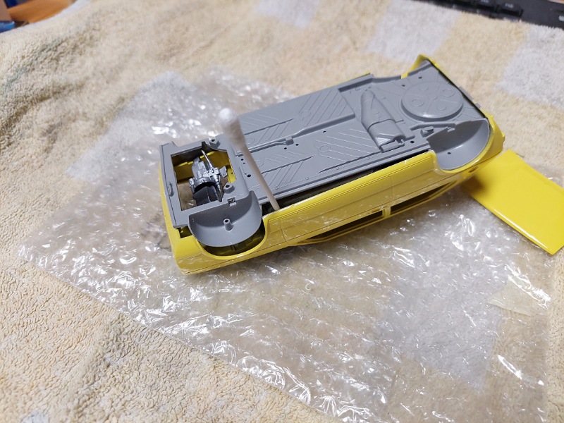 9.Schritt mit Q-Tip o.ä. die Karosserie spreizen Richtung Front wandern