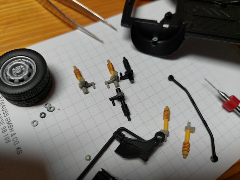 Federbeine in Vergleich (schwarz=original Bausatz)