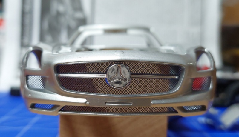 Gitterei vorne (Kühlergrill nur geklemmt!)