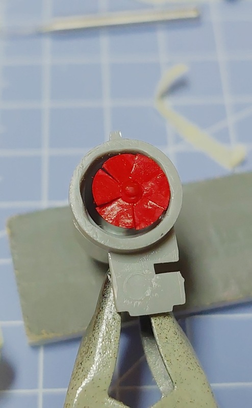 Lüfter, per Stecknadel als Welle, im Gehäuse