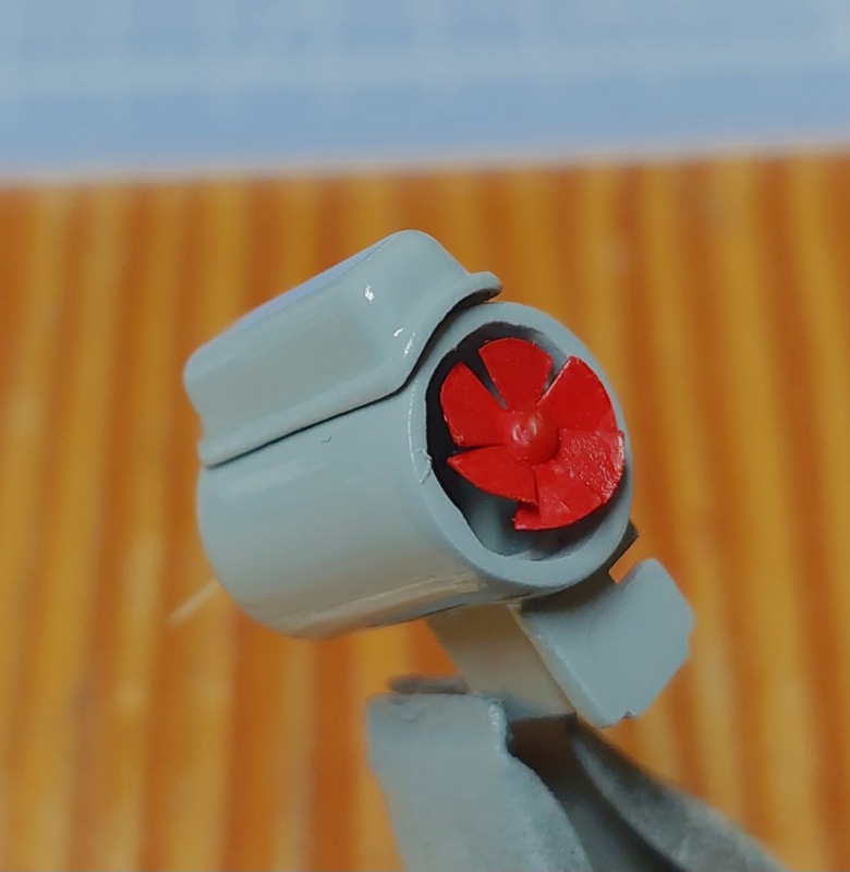 Gehäuse mit #76 hellgrau und heller Klarlack, Lüfterrad gesteckt